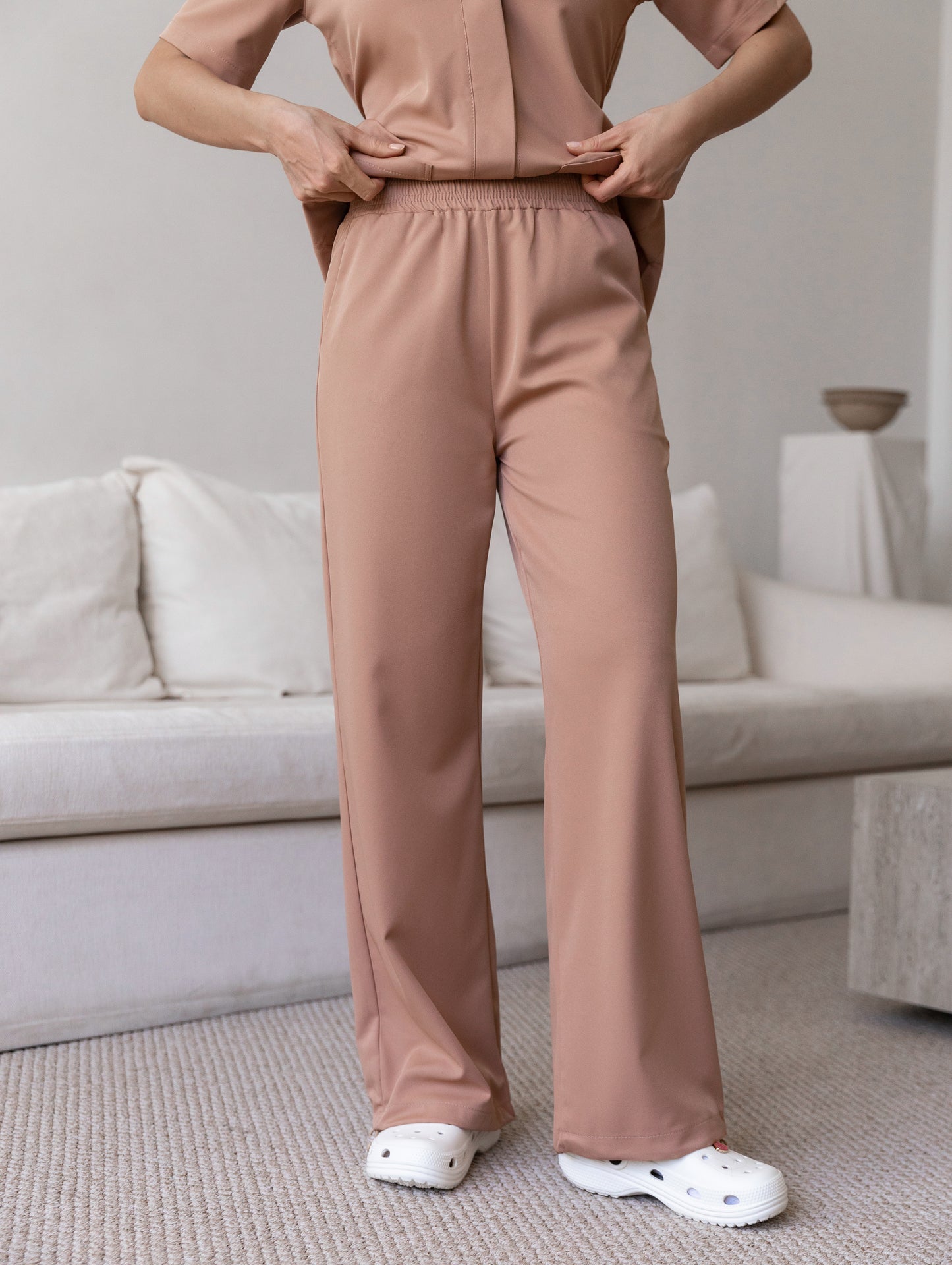 Scrub médico beige elegante para clínicas y hospitales 