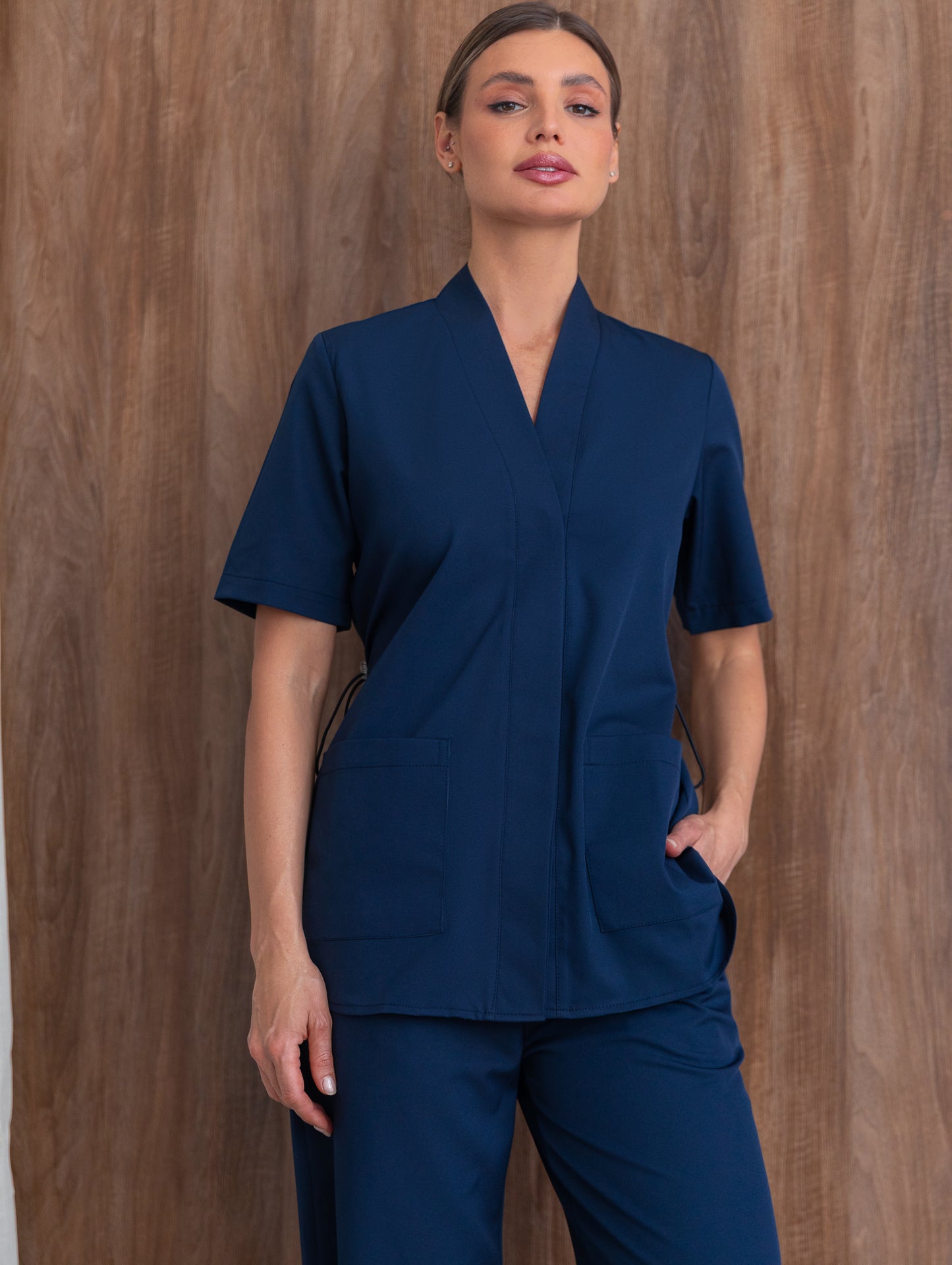 Scrub médico azul ligero y cómodo para uso diario 