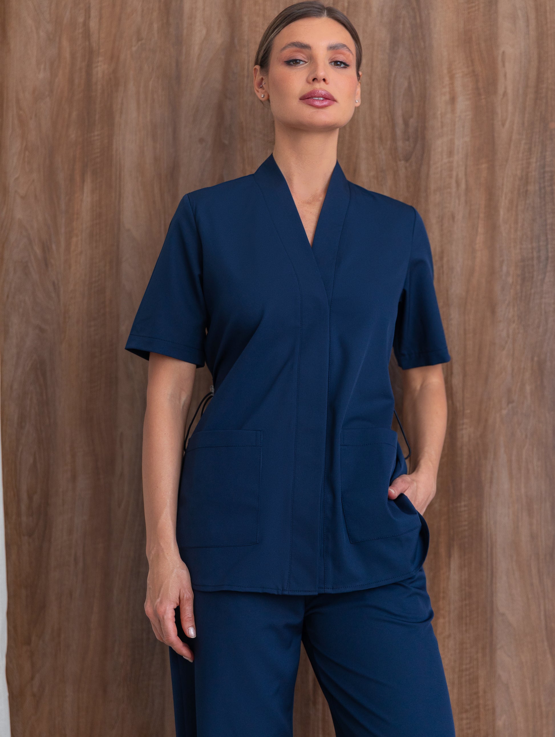 Scrub médico azul ligero y cómodo para uso diario 
