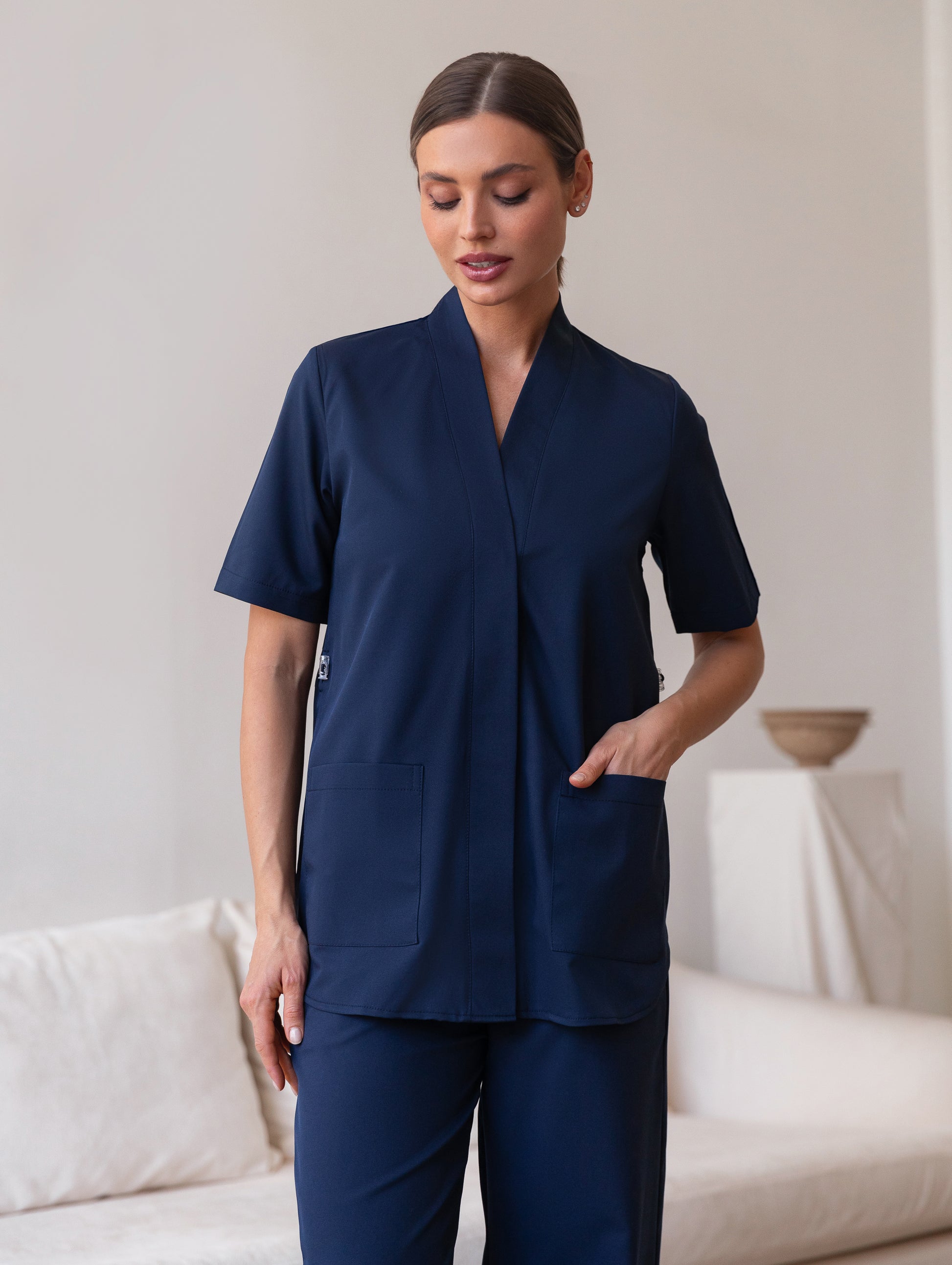 Uniforme médico azul moderno para médicos y enfermeros