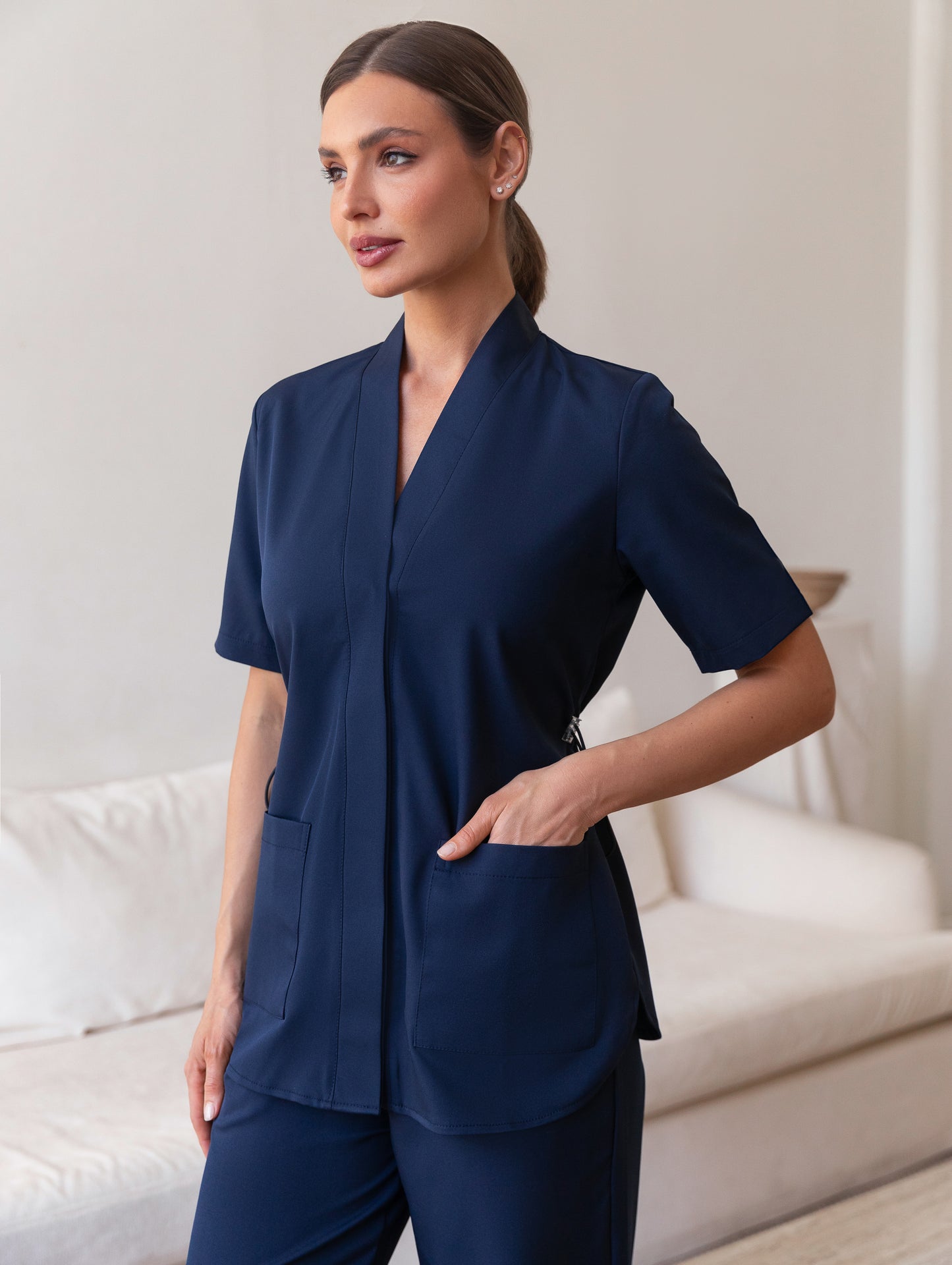 Ropa sanitaria azul elegante y funcional para uso diario 
