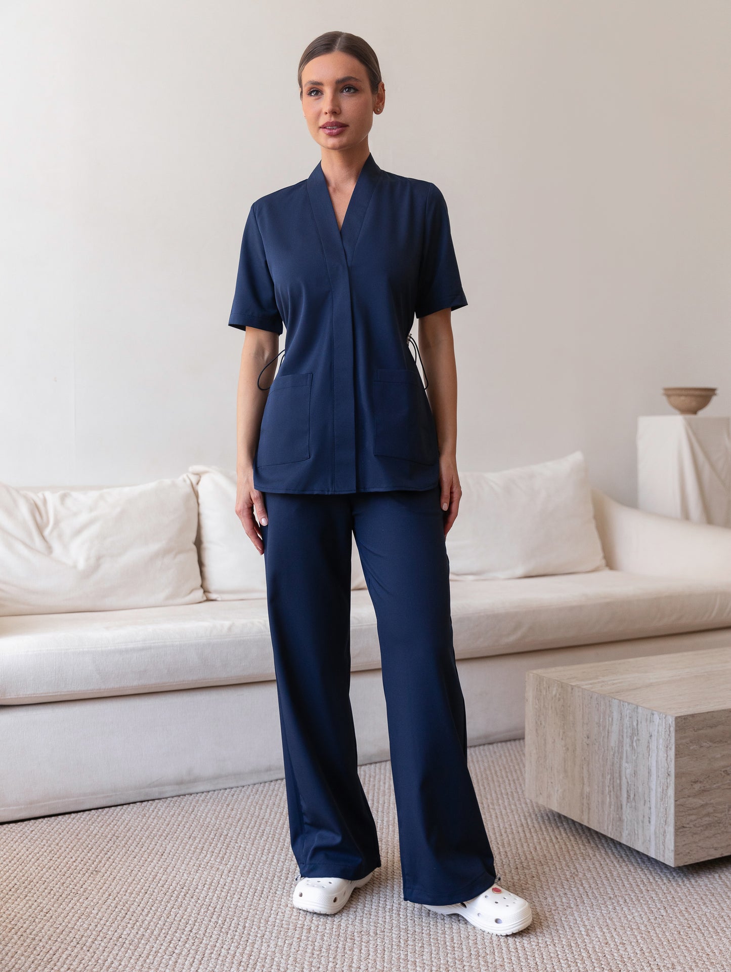 Pijama sanitario azul con diseño moderno y ajuste cómodo 