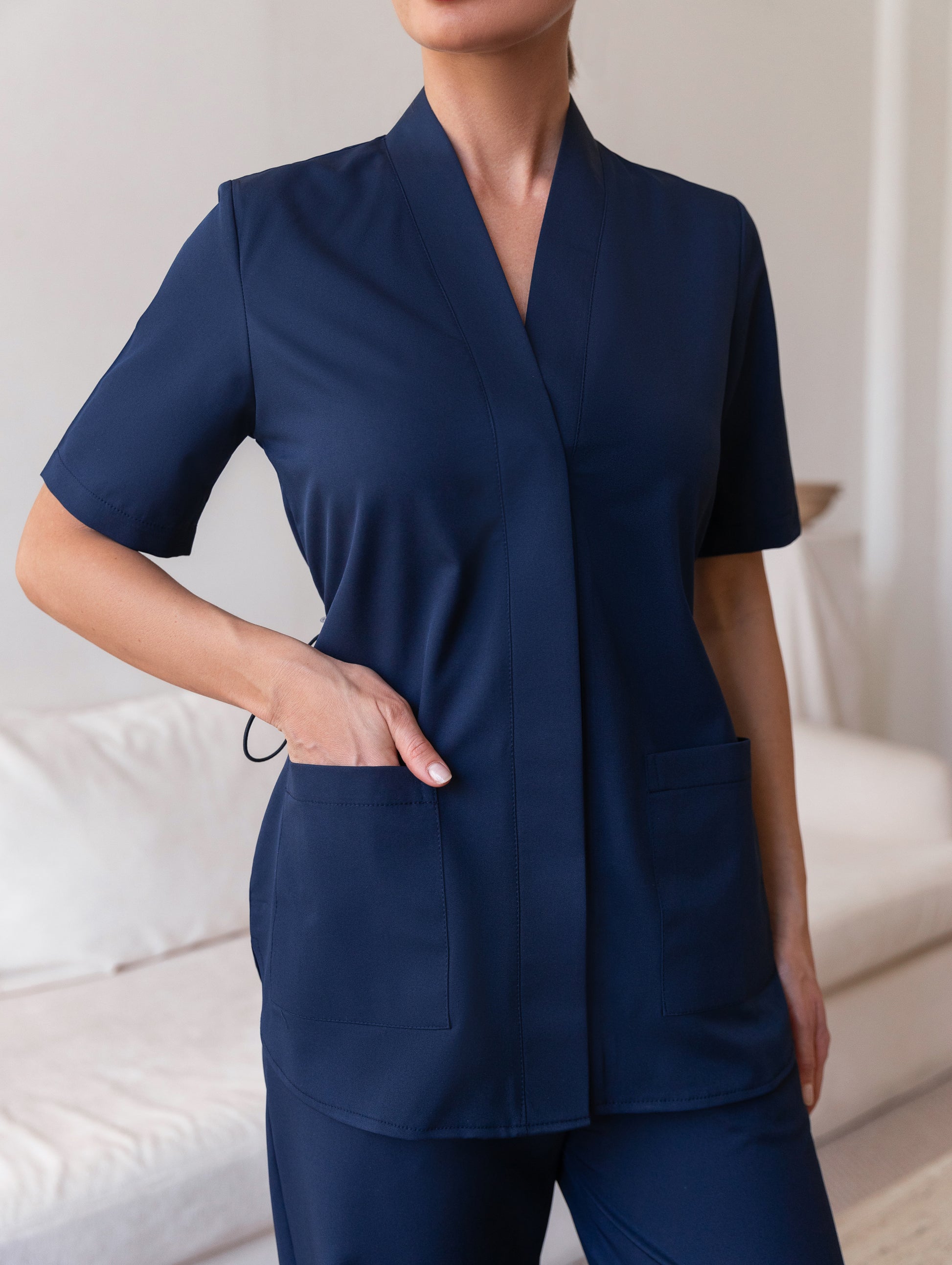 Uniforme sanitario azul resistente y transpirable para trabajo médico 