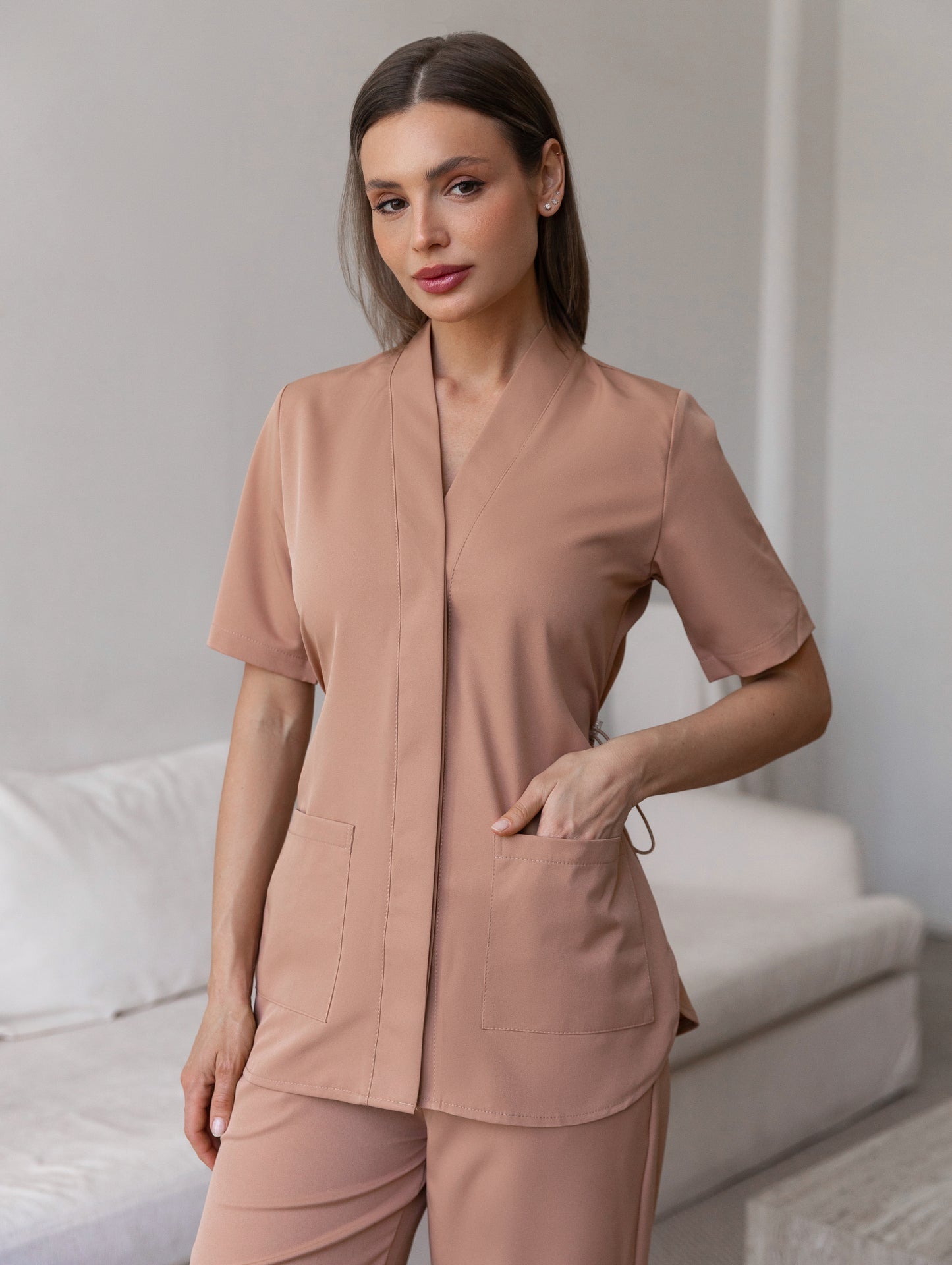 Pijama sanitario Air beige cómodo y transpirable para profesionales de la salud