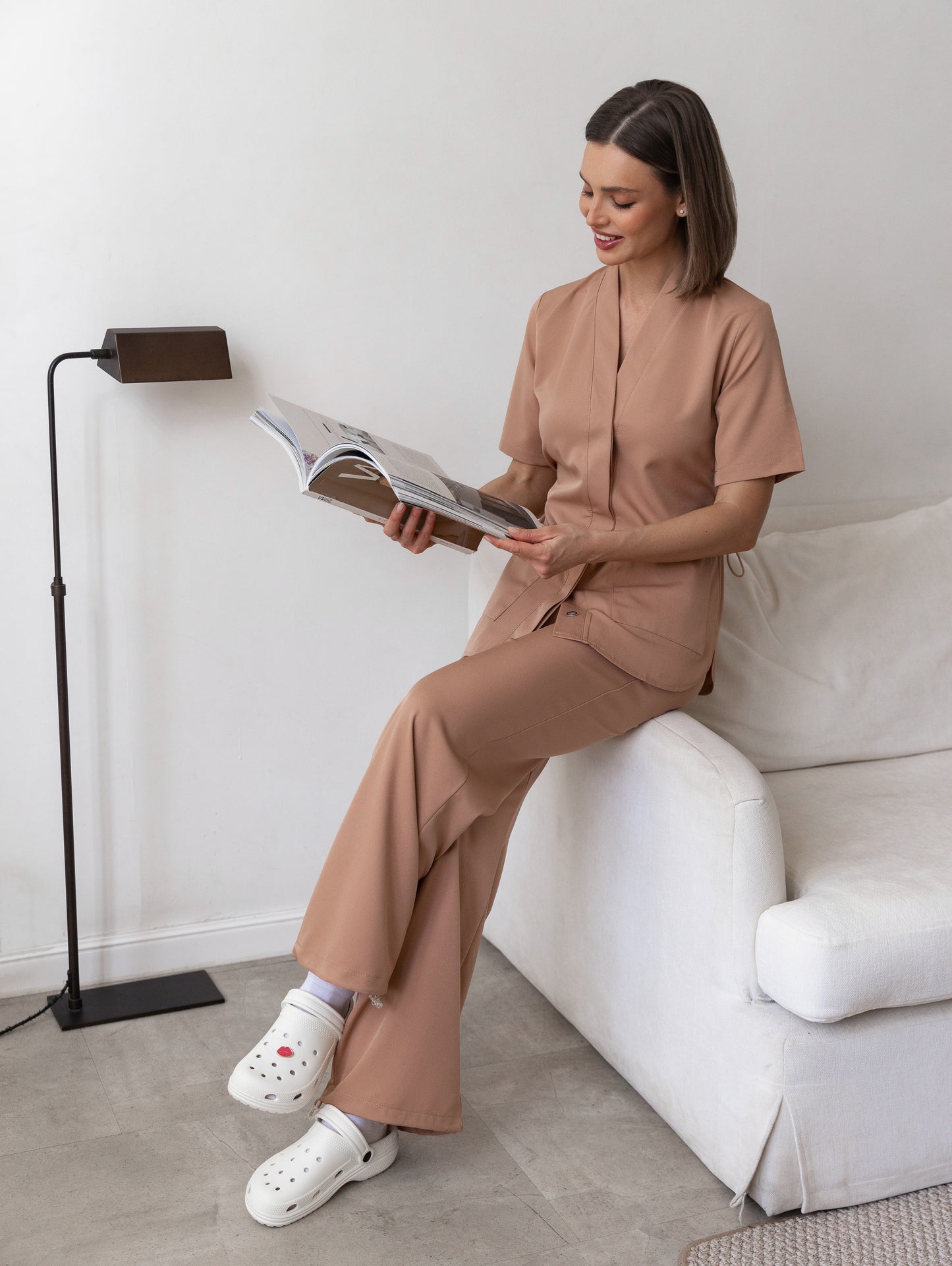 Uniforme médico beige moderno para enfermeros y médicos 