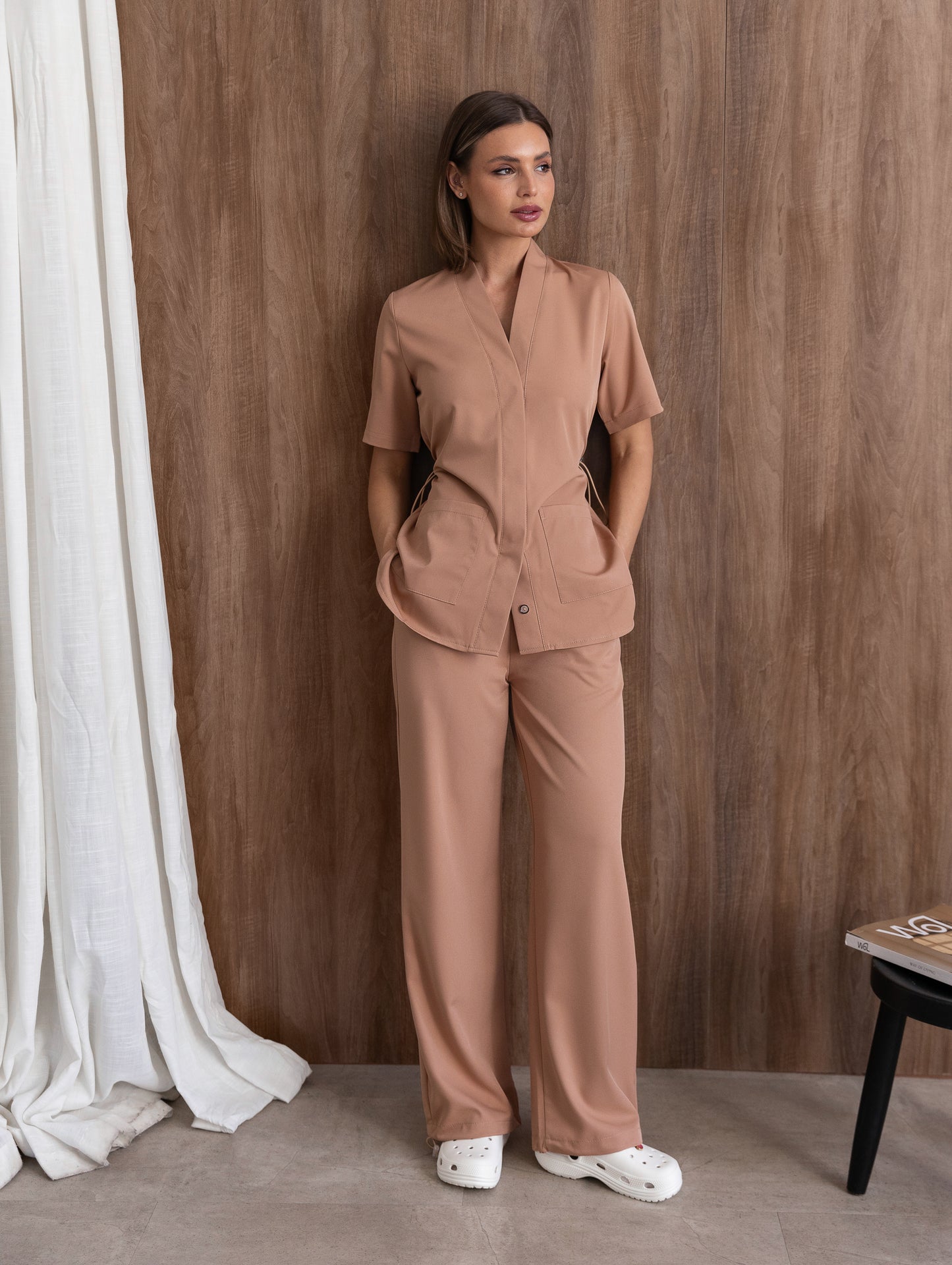 Pijama sanitario beige con diseño moderno y ajuste cómodo 