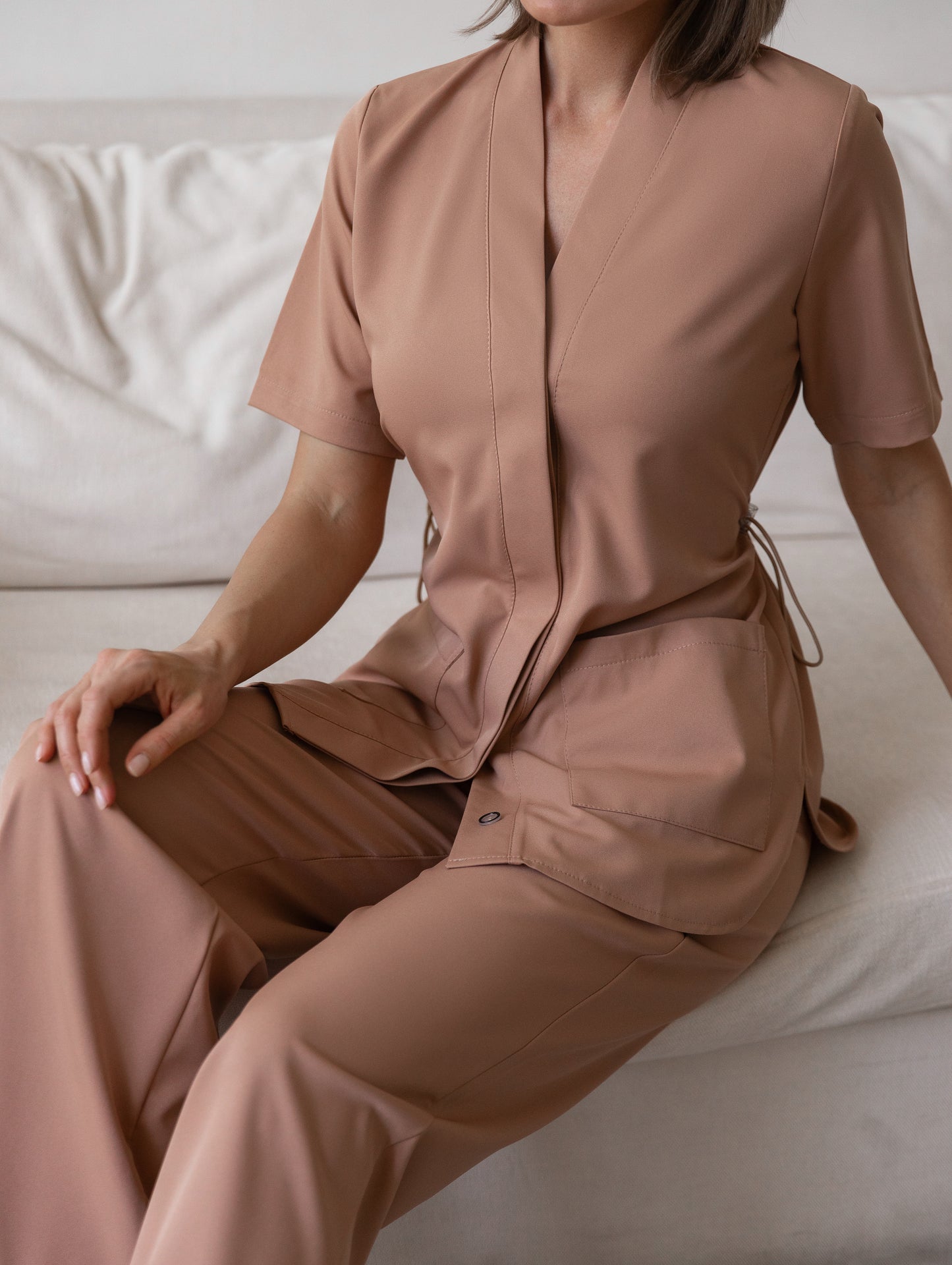 Scrubs beige cómodos para profesionales de la salud 