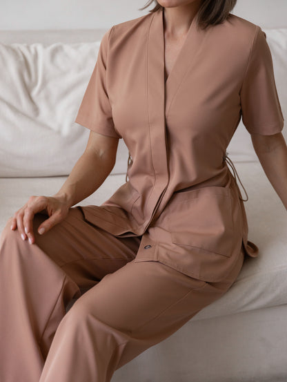 Scrubs beige cómodos para profesionales de la salud 