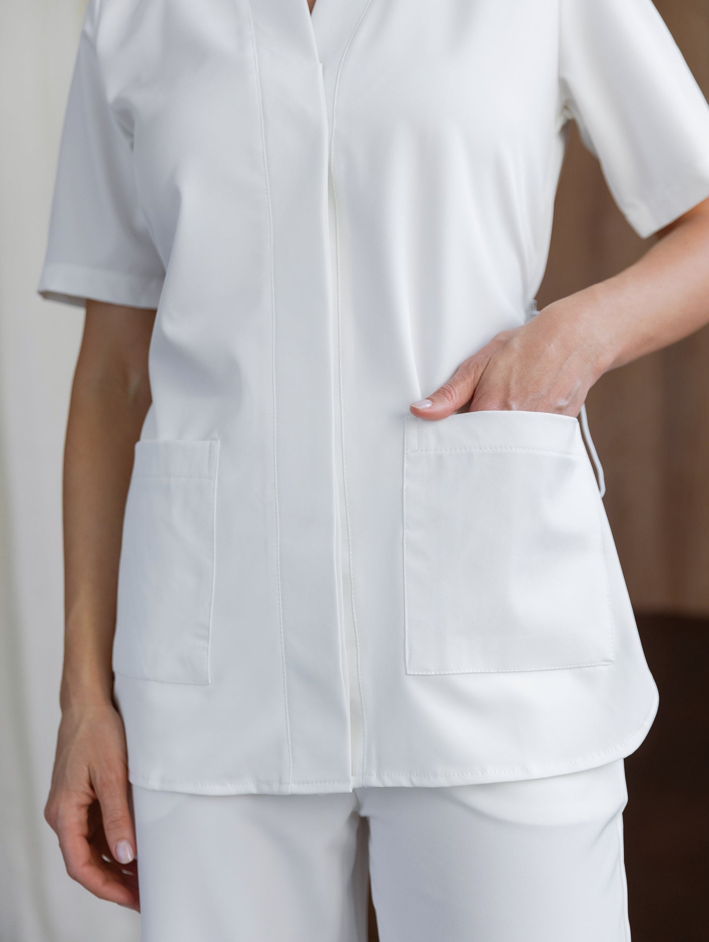 Ropa médica blanca Air ideal para hospitales y clínicas 