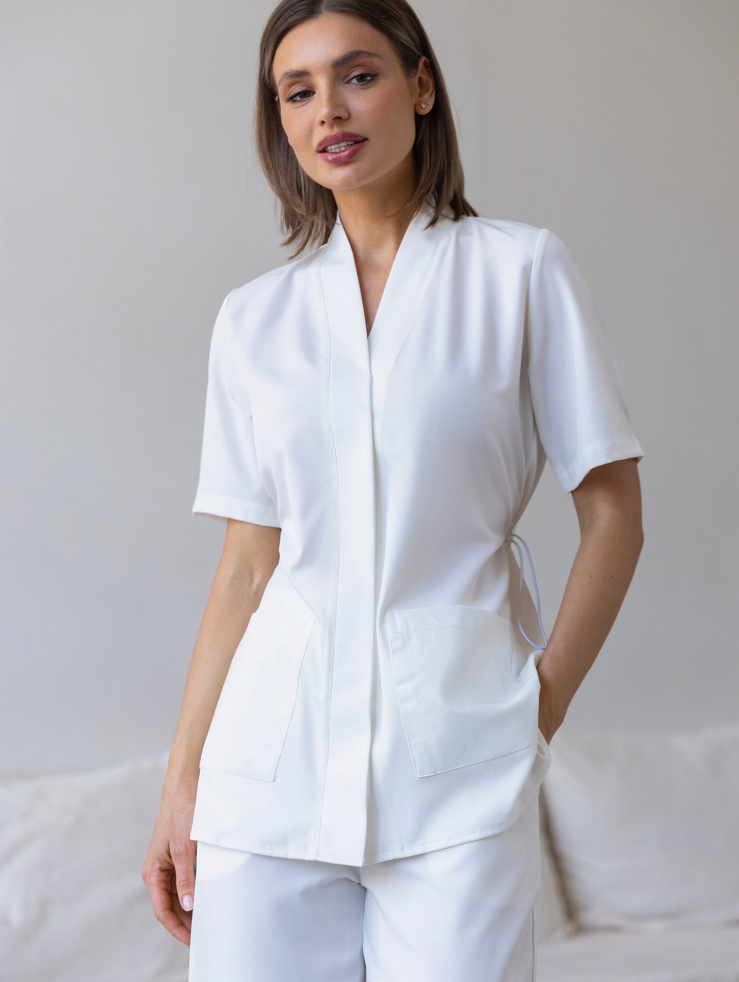 Scrub médico blanco Air con corte moderno y estilo profesional