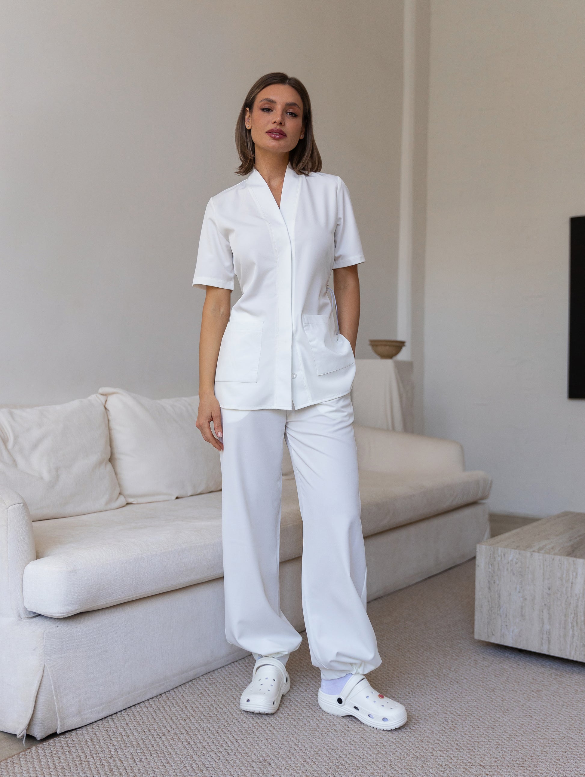 Pijama sanitario blanco Air con diseño minimalista y ajuste cómodo