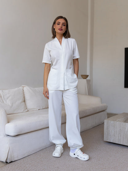 Pijama sanitario blanco Air con diseño minimalista y ajuste cómodo