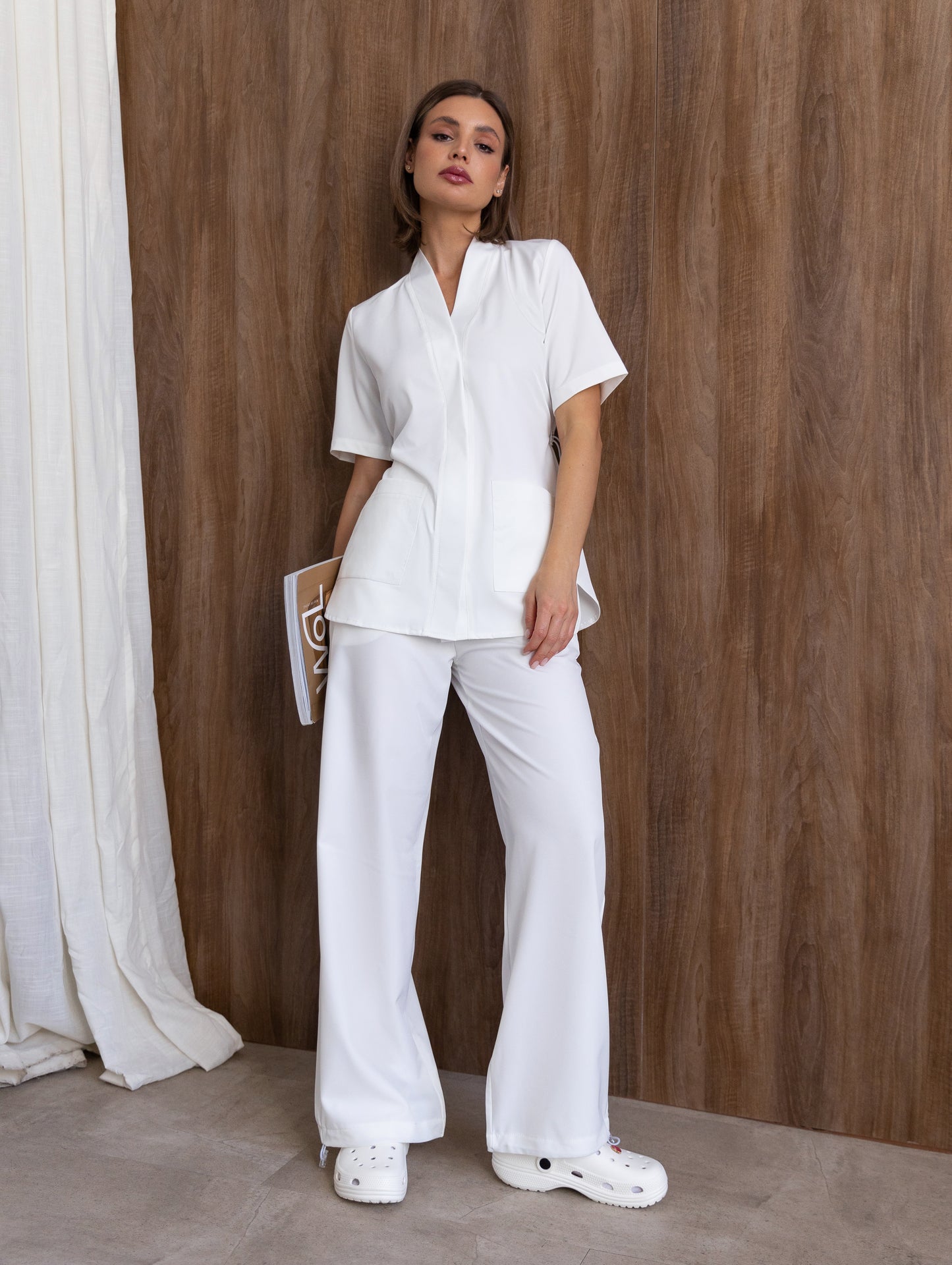Uniforme sanitario blanco Air con diseño moderno y ajuste cómodo