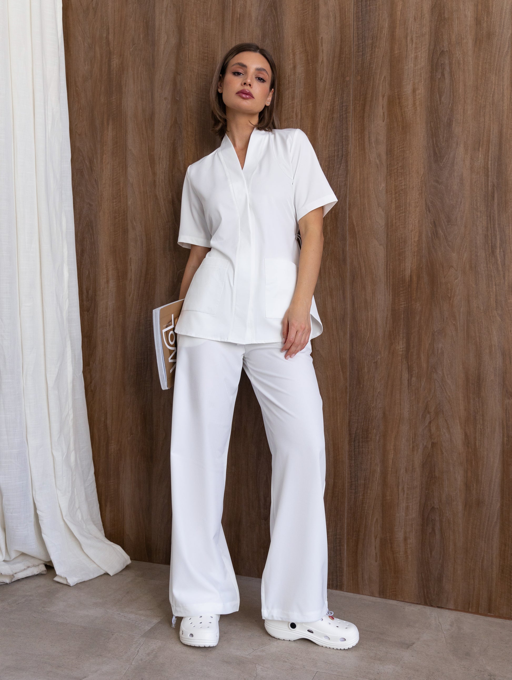 Uniforme sanitario blanco Air con diseño moderno y ajuste cómodo