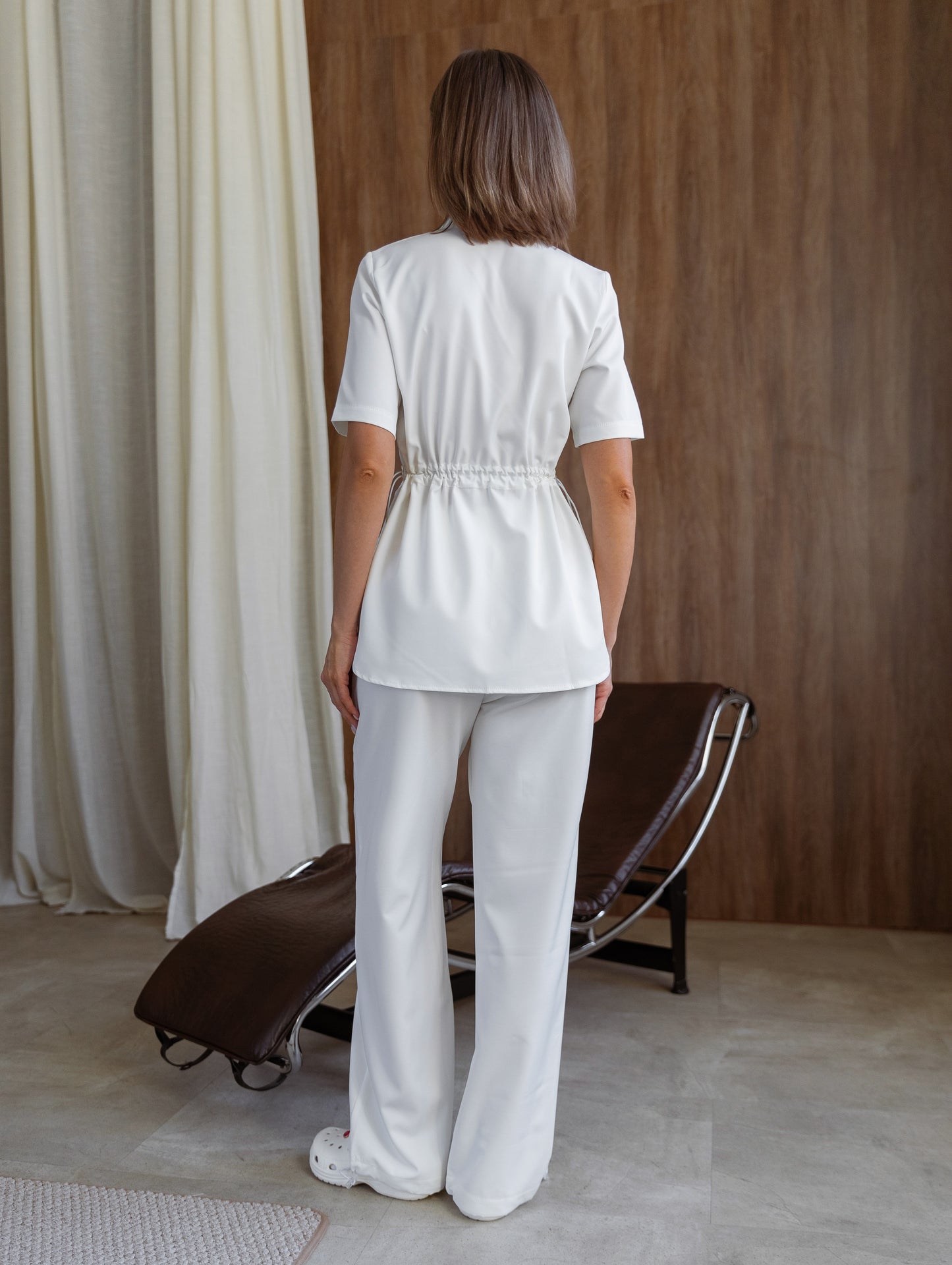 Scrub médico blanco completo con pantalón cómodo para enfermeros