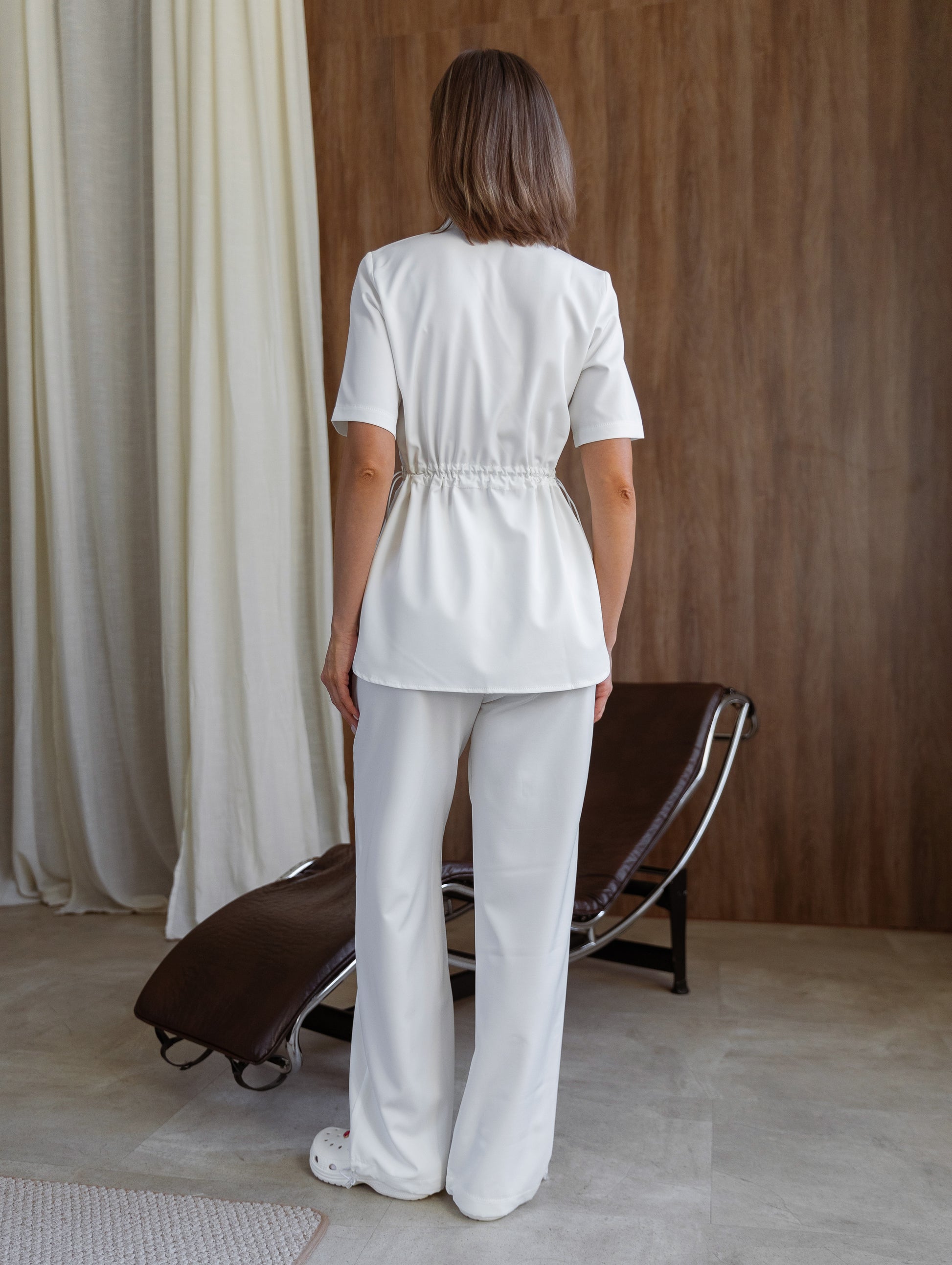 Scrub médico blanco completo con pantalón cómodo para enfermeros