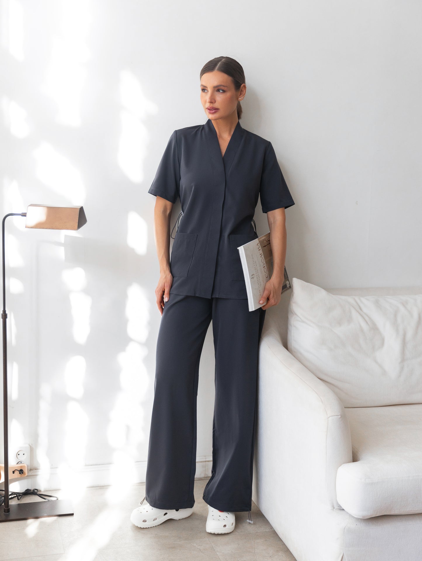 Pijama sanitario Air gris antracita cómodo y transpirable para profesionales de la salud