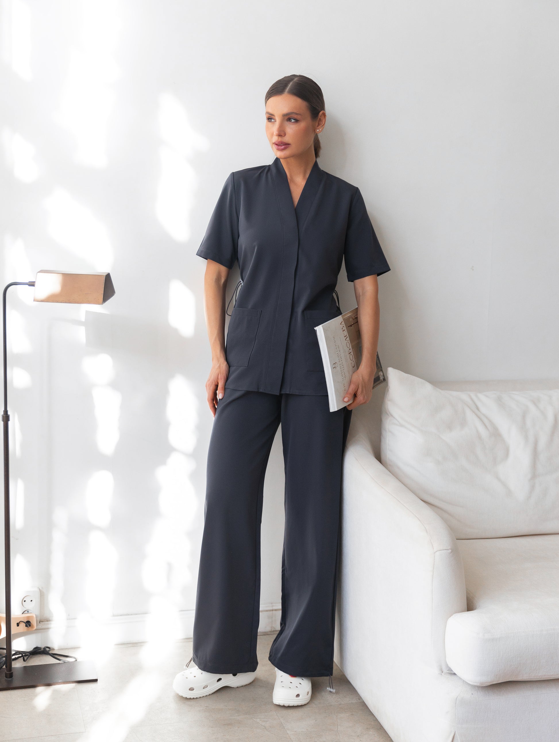 Pijama sanitario Air gris antracita cómodo y transpirable para profesionales de la salud