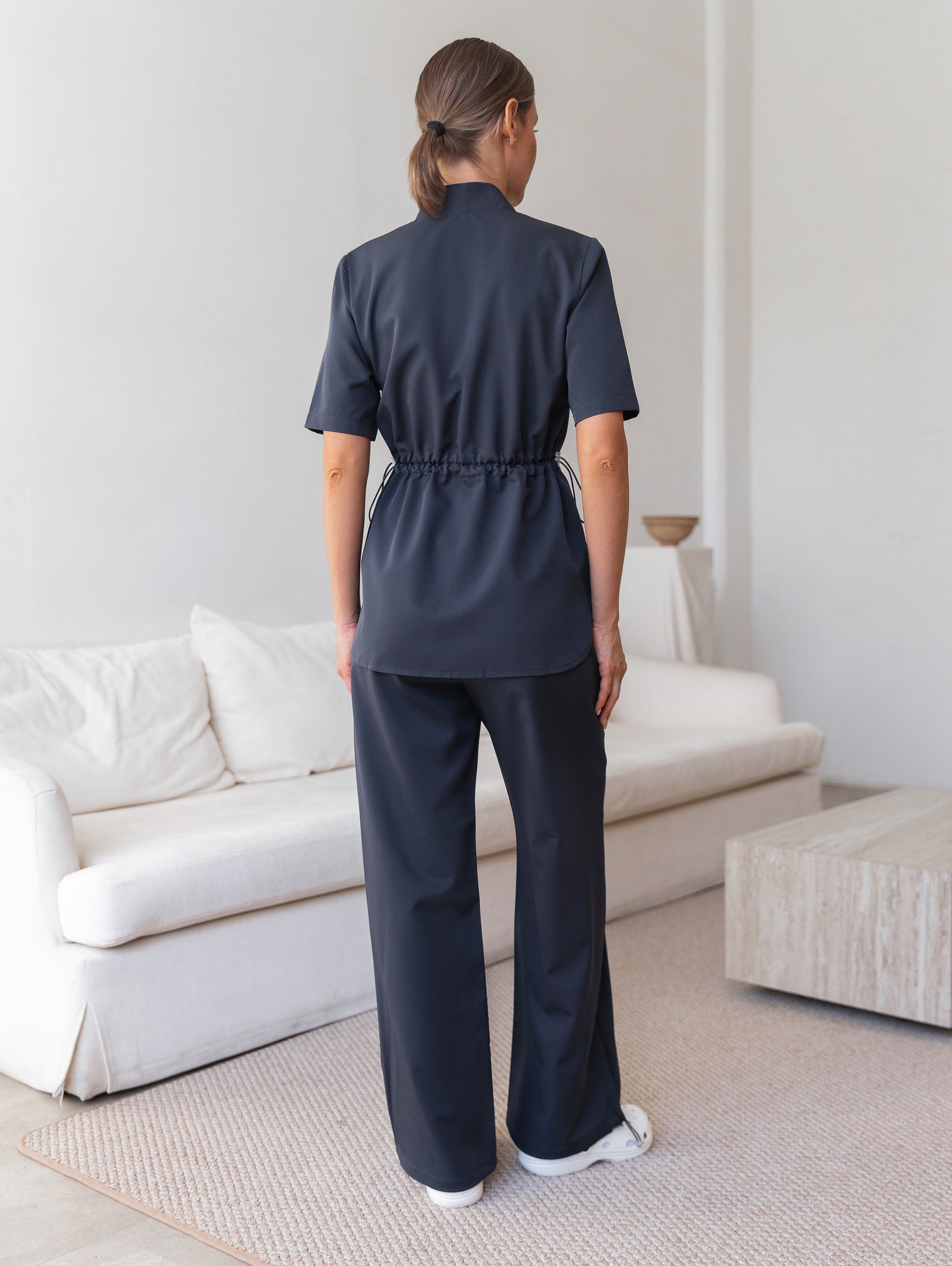 Scrubs gris antracita cómodos para profesionales de la salud