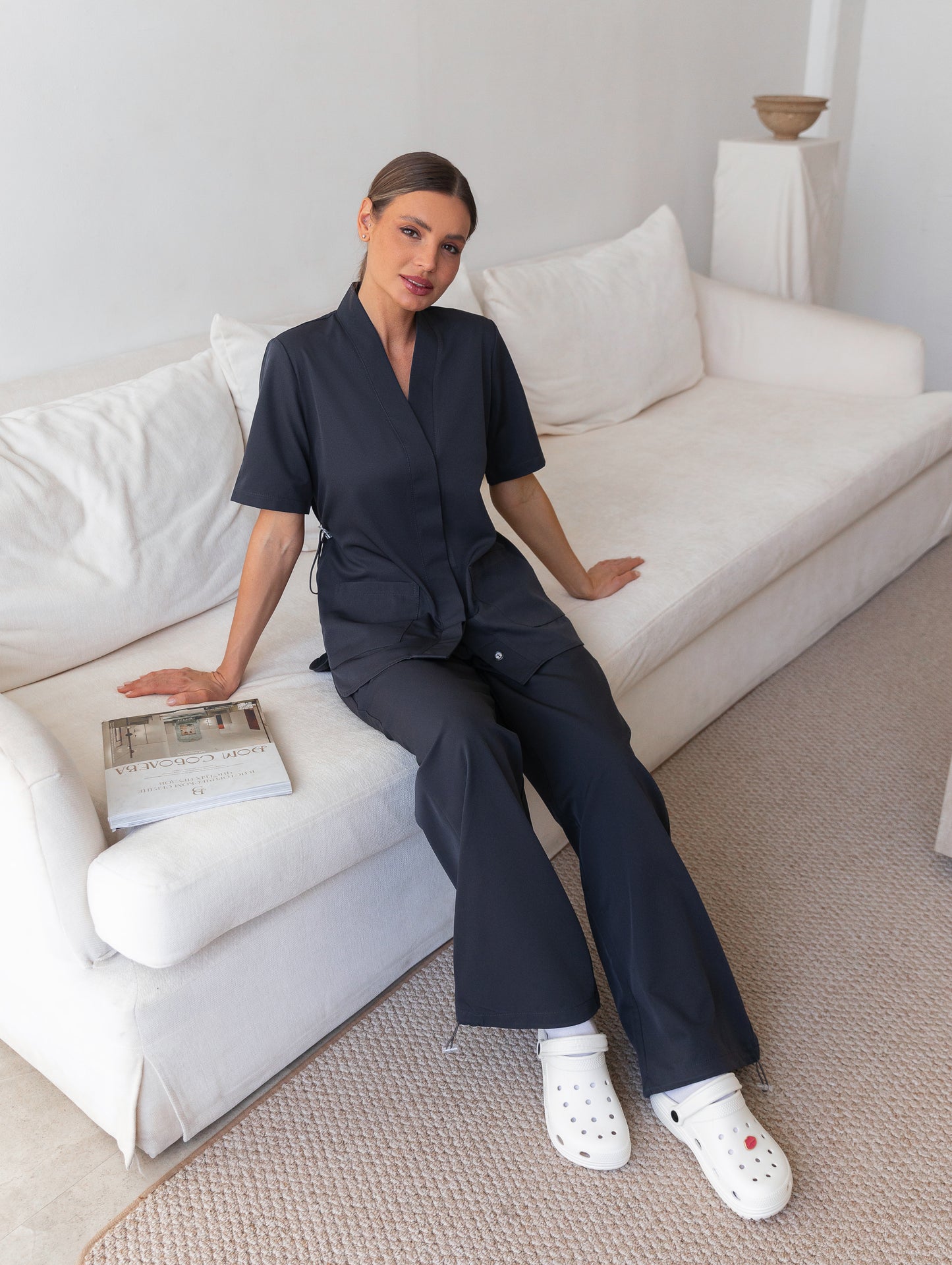Ropa sanitaria gris antracita con ajuste cómodo y profesional