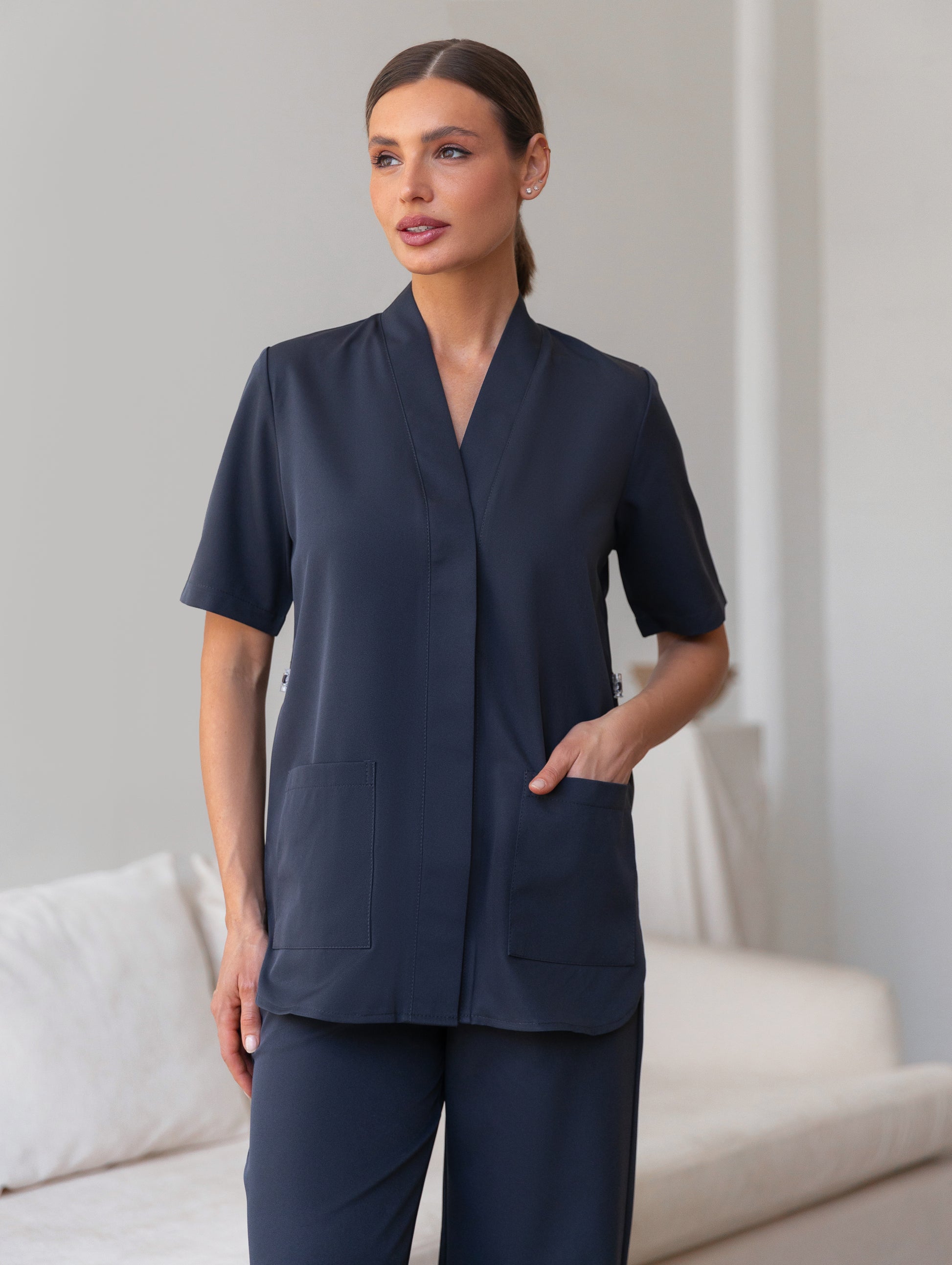 Uniforme médico gris antracita moderno para médicos y enfermeros