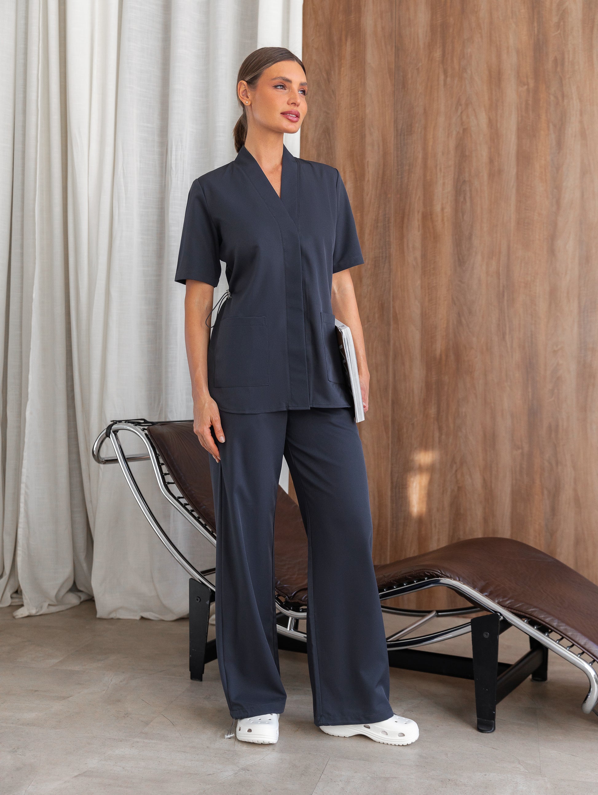 Uniforme médico gris oscuro elegante para médicos y enfermeros