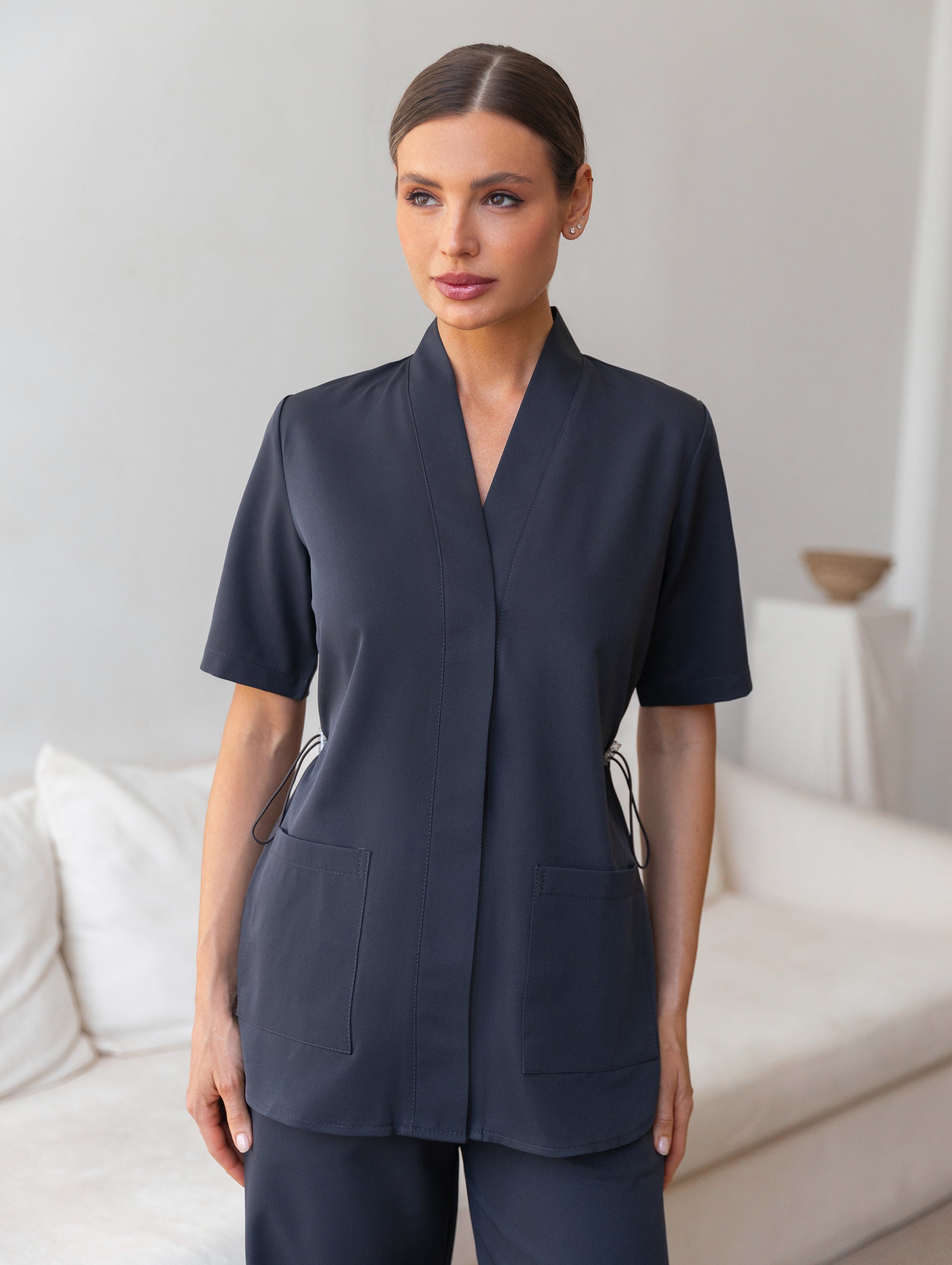 Scrub médico gris antracita profesional para clínicas y hospitales 