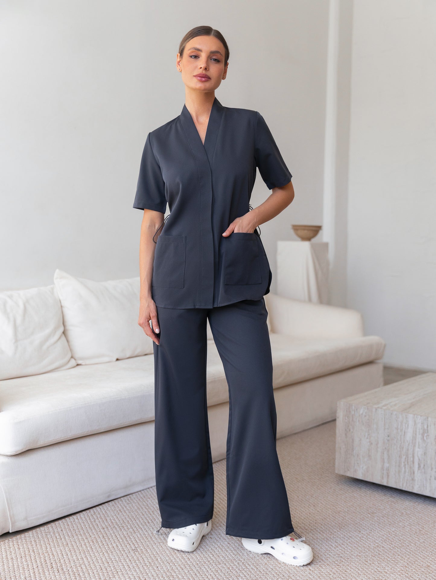 Ropa sanitaria gris antracita elegante y funcional para uso diario 