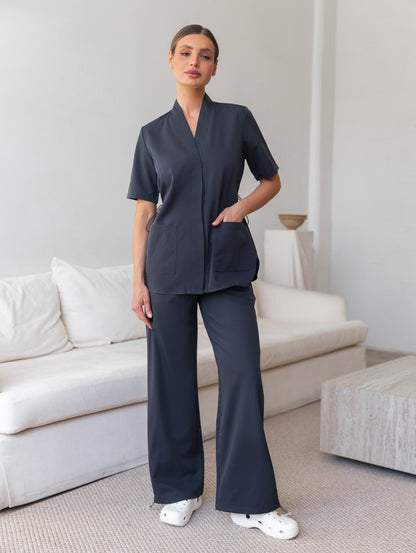 Ropa sanitaria gris antracita elegante y funcional para uso diario 
