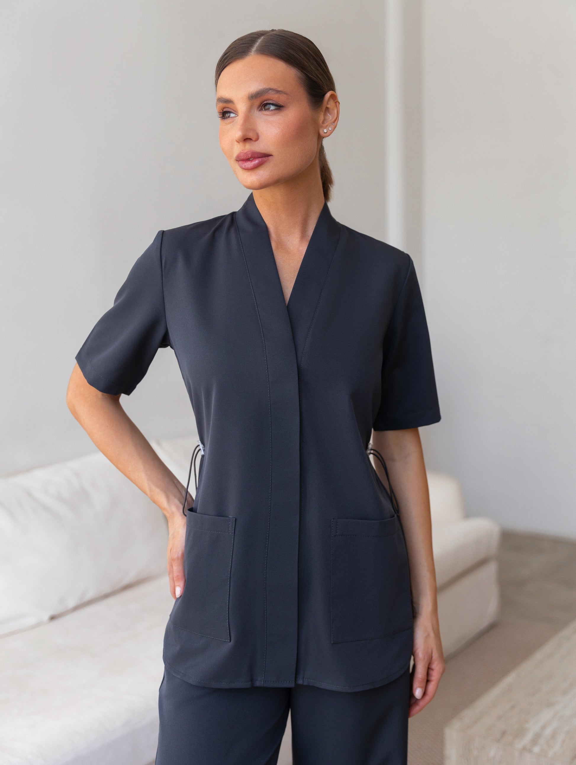 Pijama sanitario gris antracita con diseño moderno y ajuste cómodo 