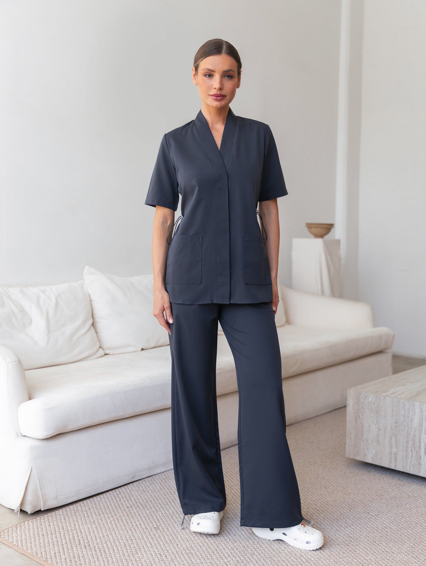 Uniforme sanitario gris antracita resistente y transpirable para trabajo médico