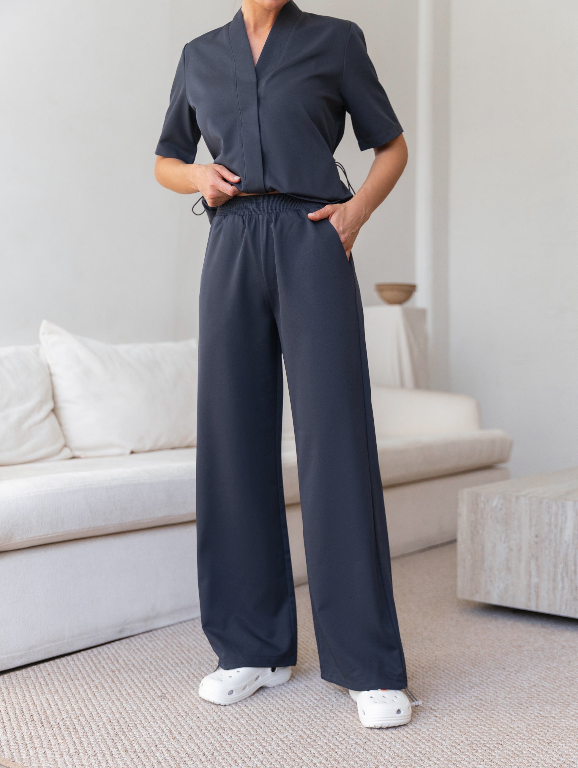 Conjunto médico gris antracita para enfermeras y personal sanitario 