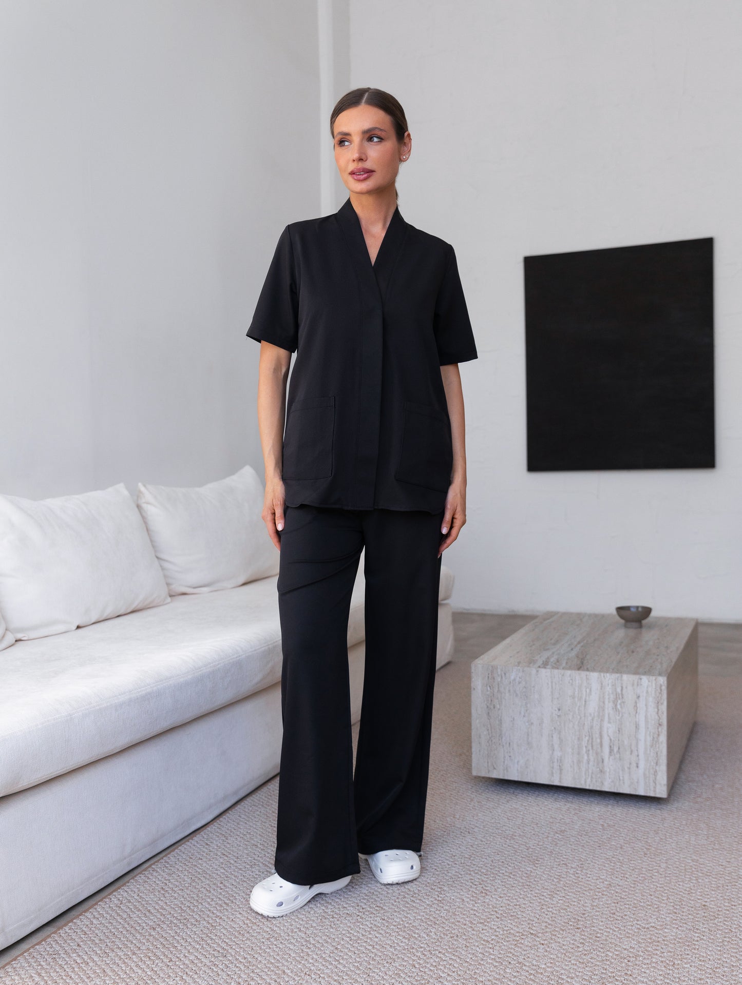 Pijama sanitario Air negro cómodo y elegante para profesionales de la salud 