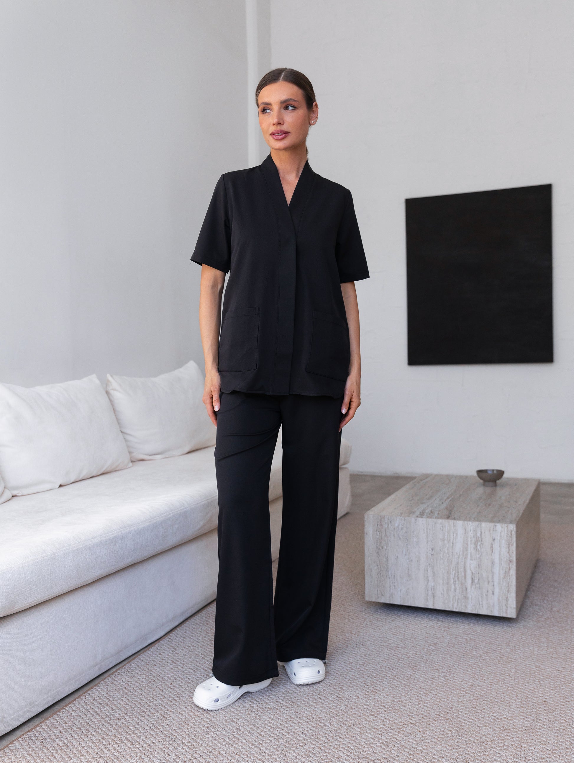 Pijama sanitario Air negro cómodo y elegante para profesionales de la salud 