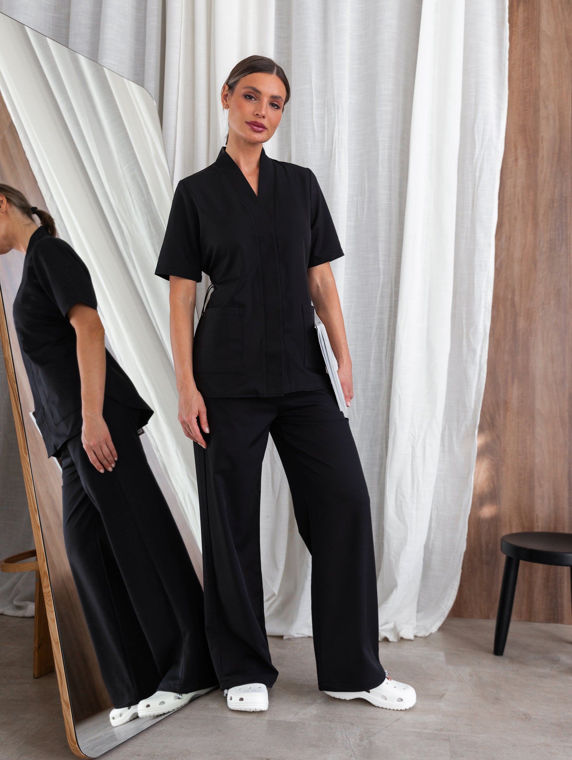 Uniforme sanitario negro Air para largas jornadas de trabajo 