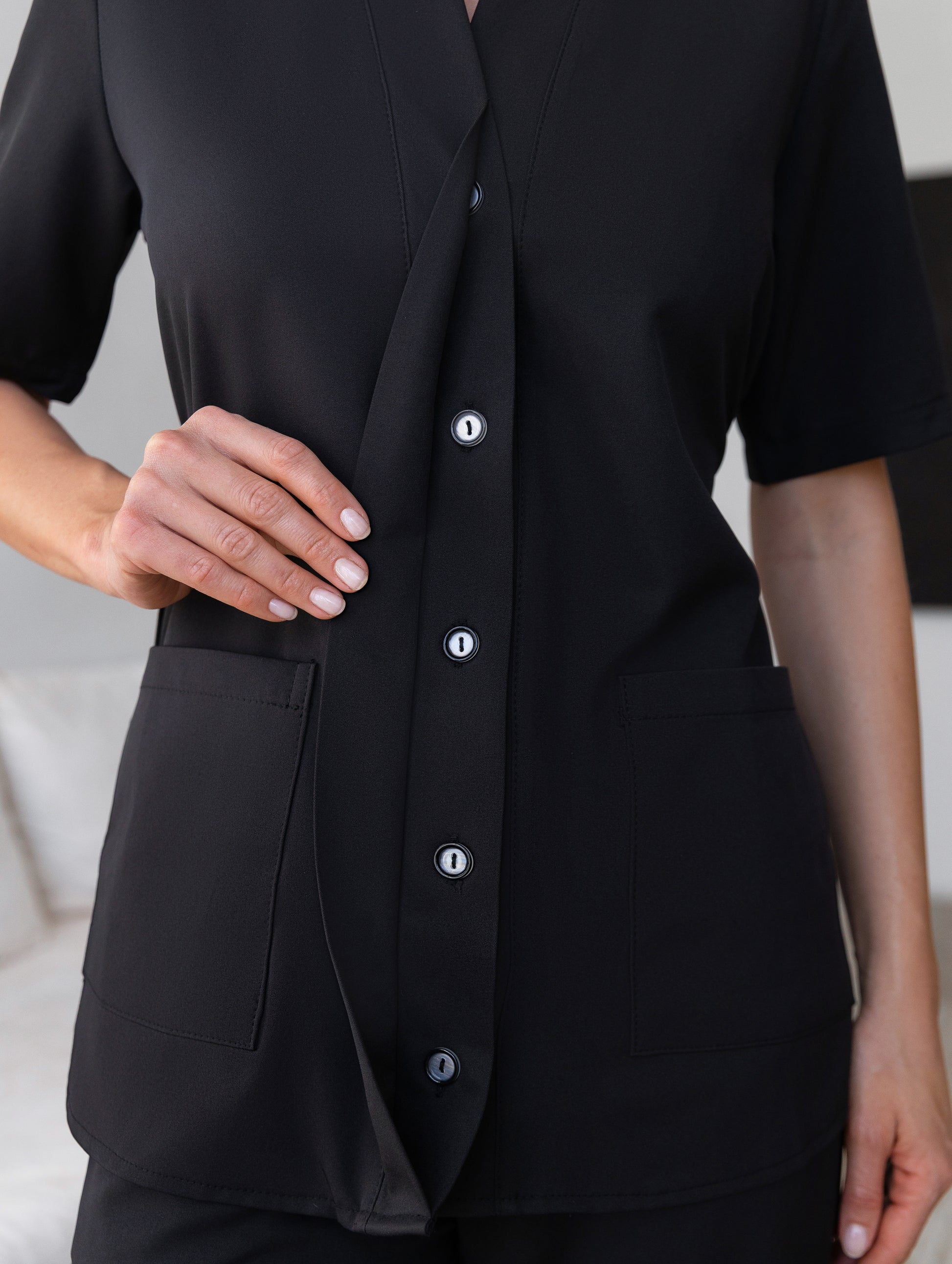Pijama sanitario negro Air con diseño moderno y funcional 