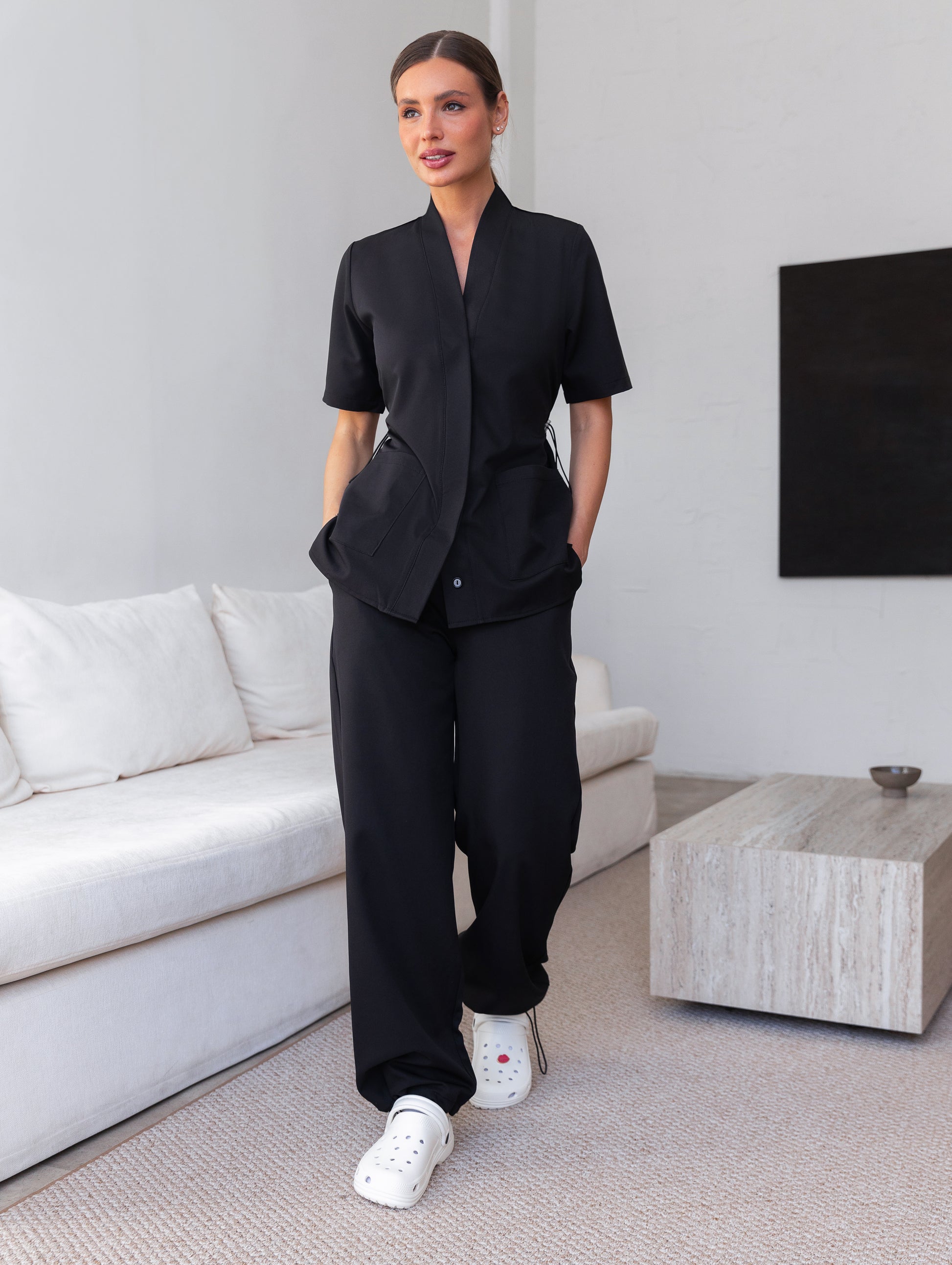 Uniforme sanitario negro Air para clínicas y hospitales 