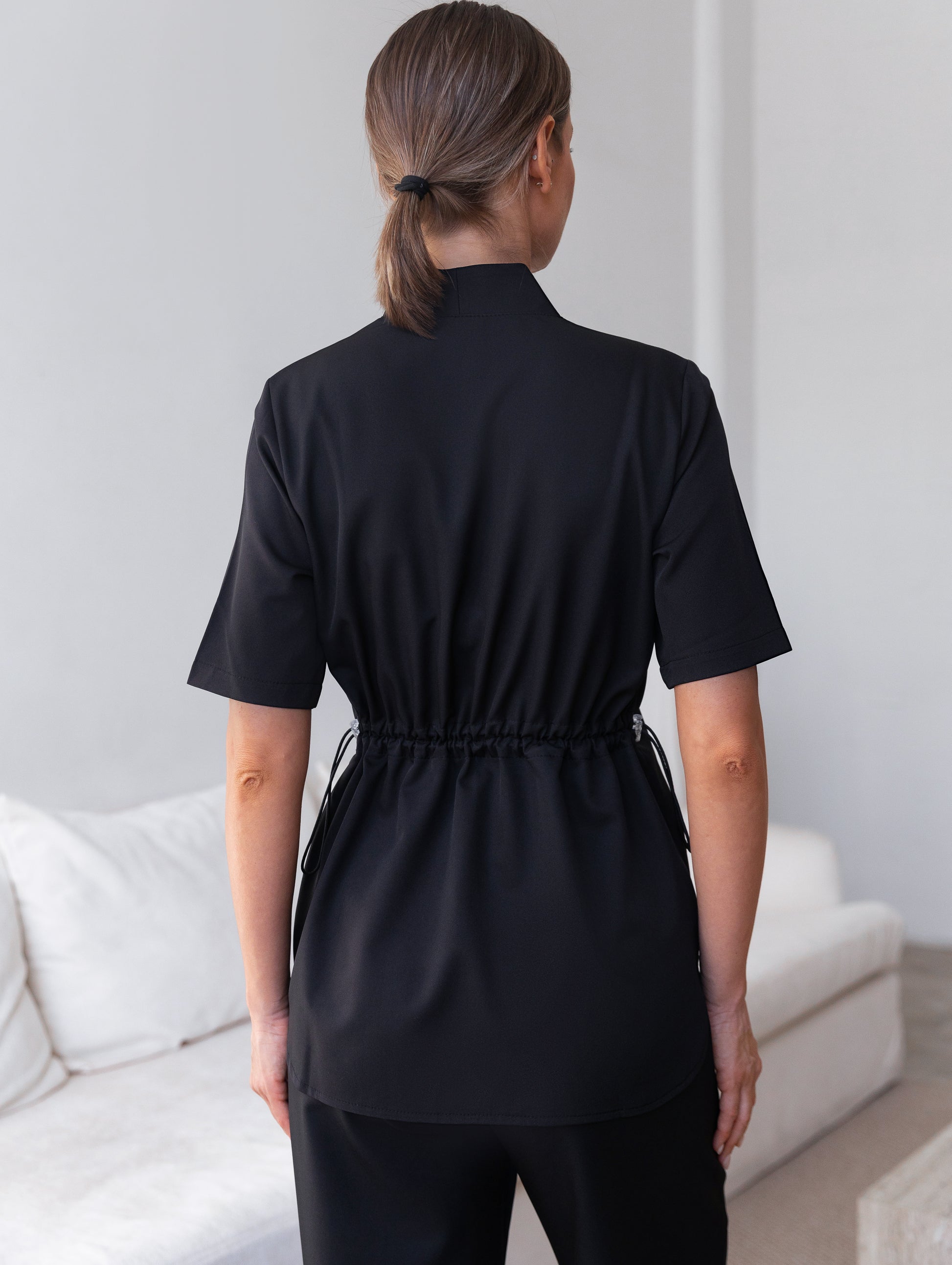 Pijama sanitario negro Air ideal para trabajo intensivo 